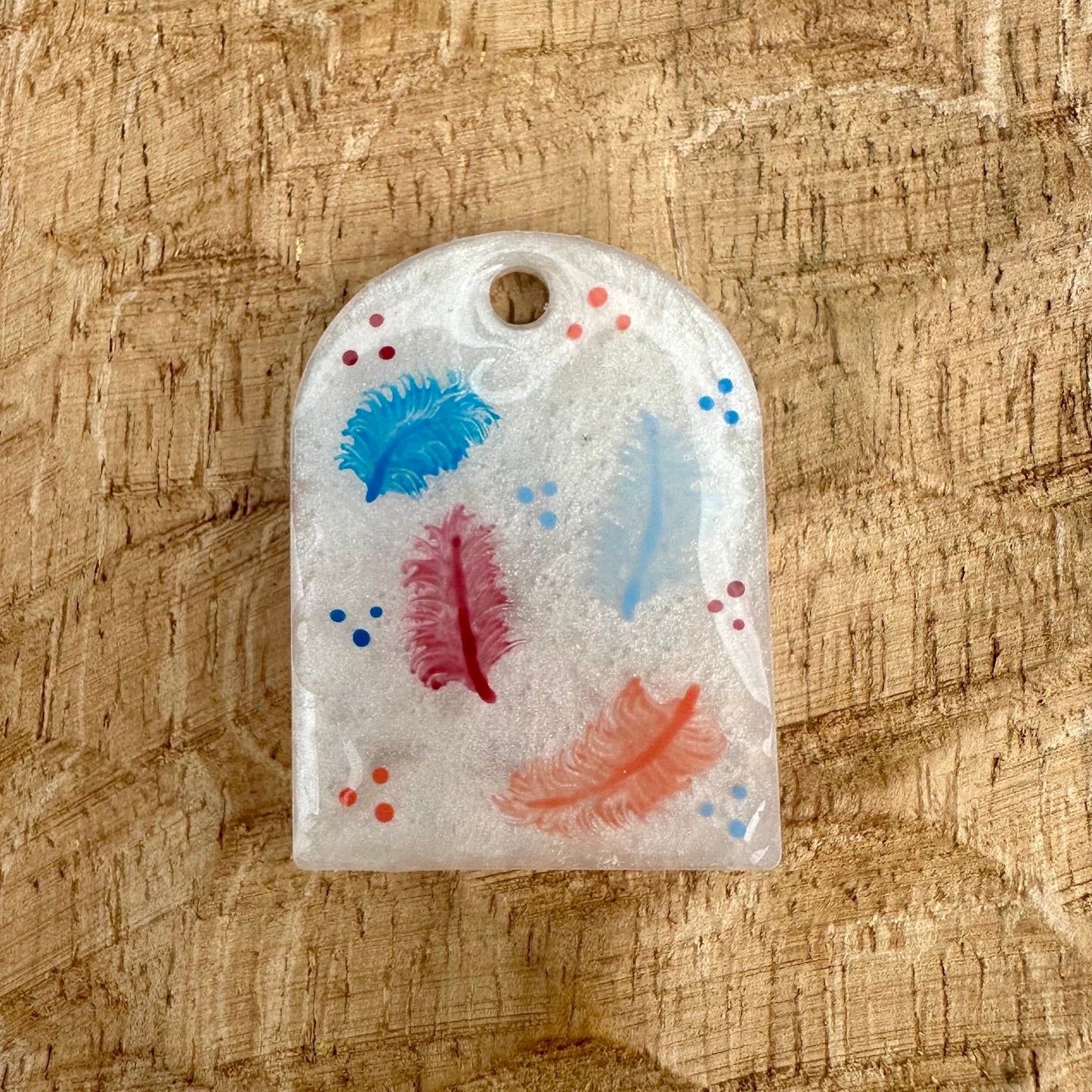 Médaille plumes peinte